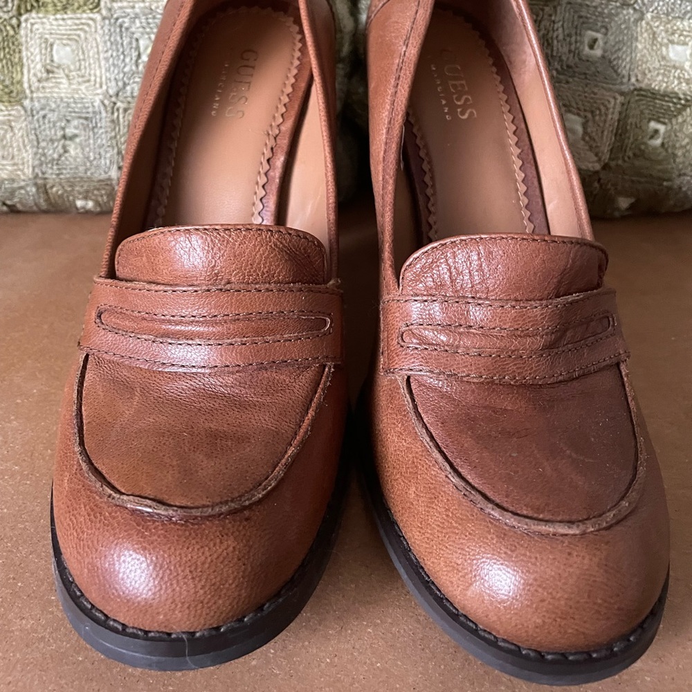 EUC Guess leather loafer in a lovely camel brown color.